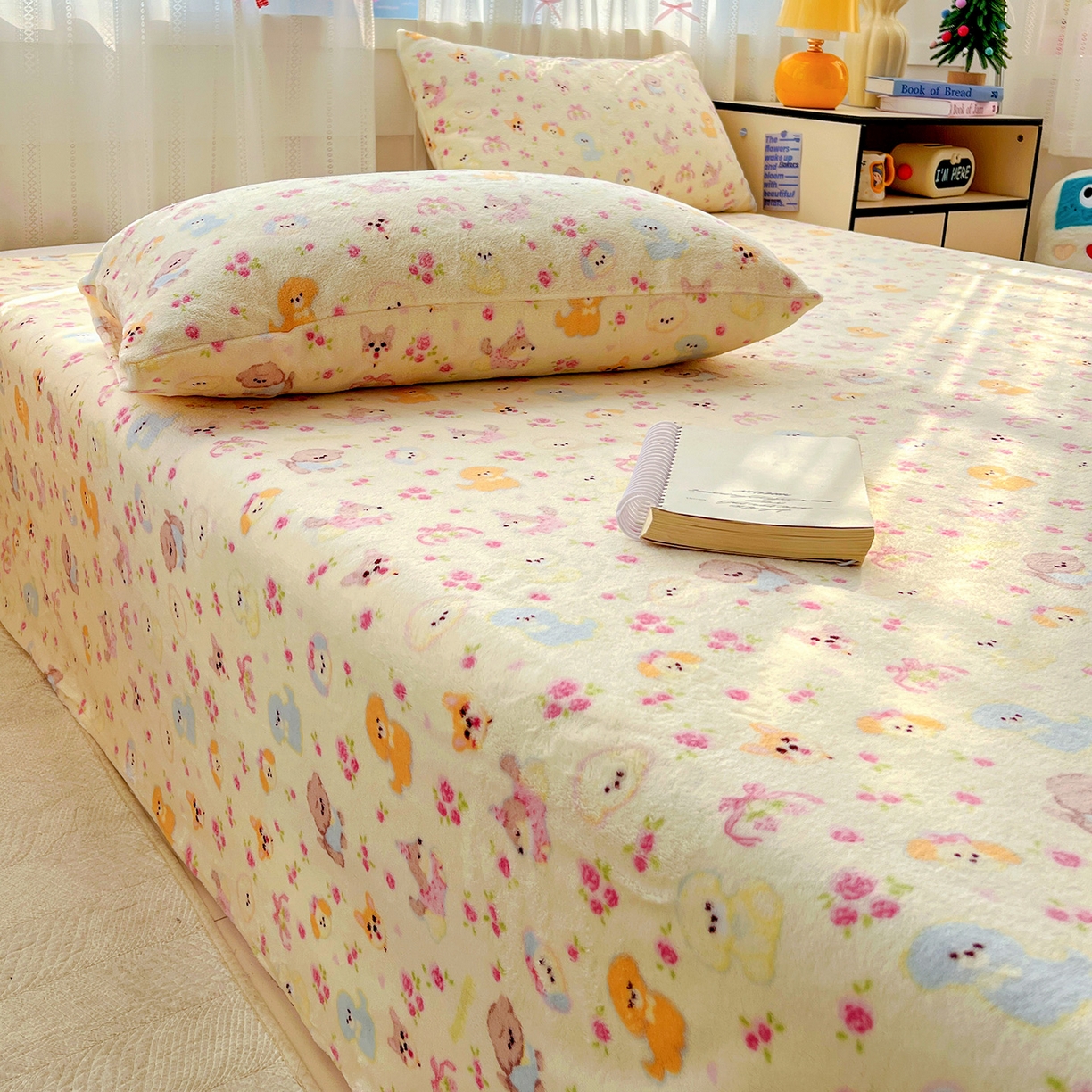 91家纺网 家纺一手货源 找家纺 水木坊 2025新款亲肤舒适牛奶绒印花单件床单 萌宠家族