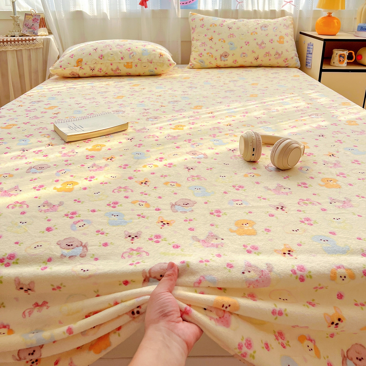 91家纺网 家纺一手货源 找家纺 水木坊 2025新款亲肤舒适牛奶绒印花单件床单 萌宠家族