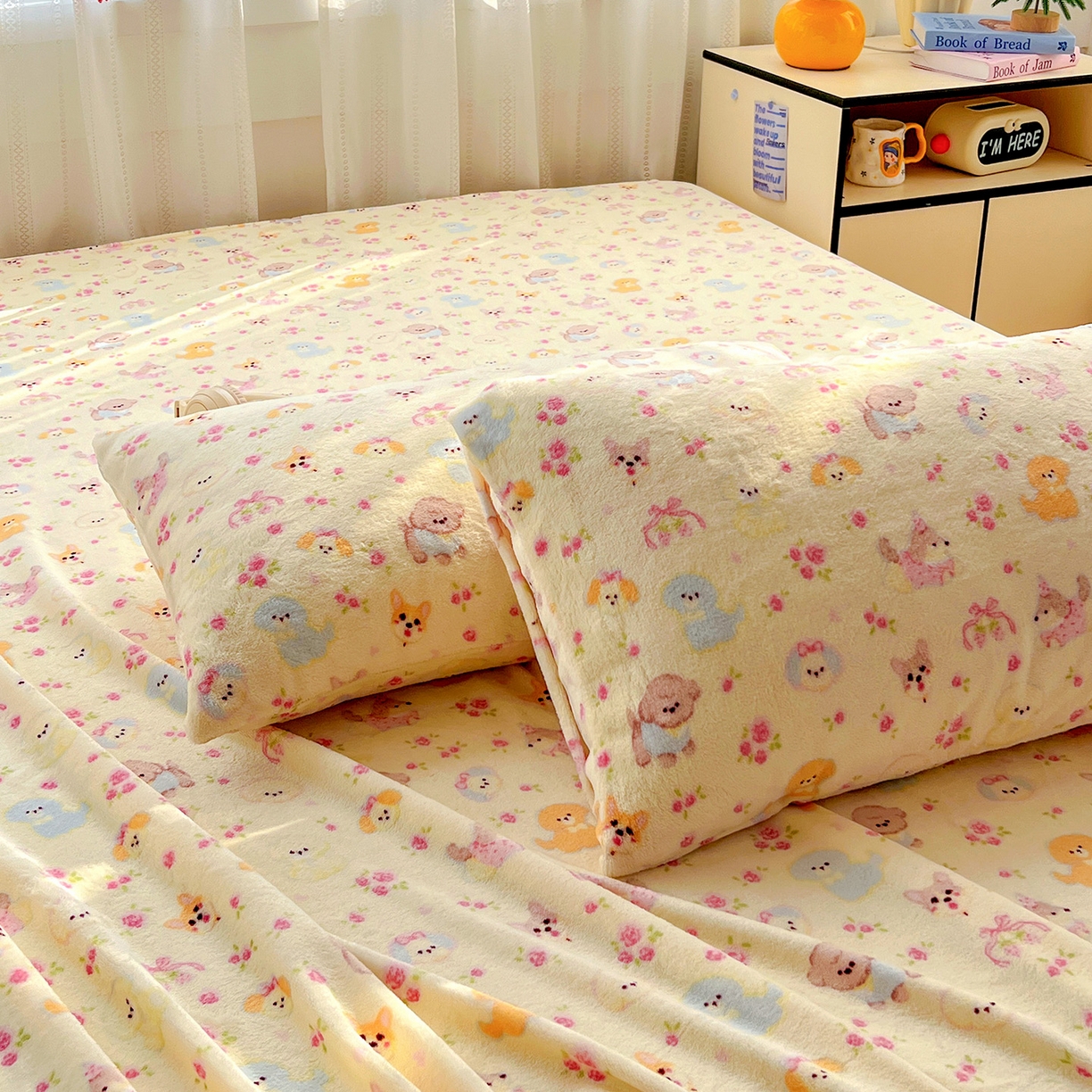 91家纺网 家纺一手货源 找家纺 水木坊 2025新款亲肤舒适牛奶绒印花单件床单 萌宠家族