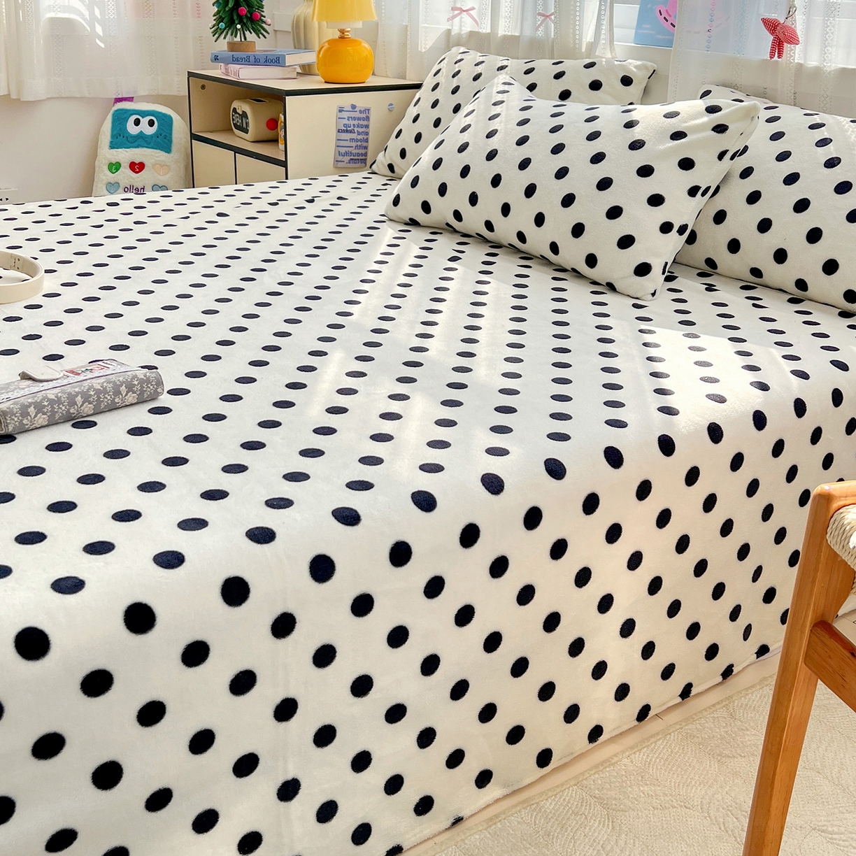 91家纺网 家纺一手货源 找家纺 水木坊 2025新款亲肤舒适牛奶绒印花单件床单 波点世界