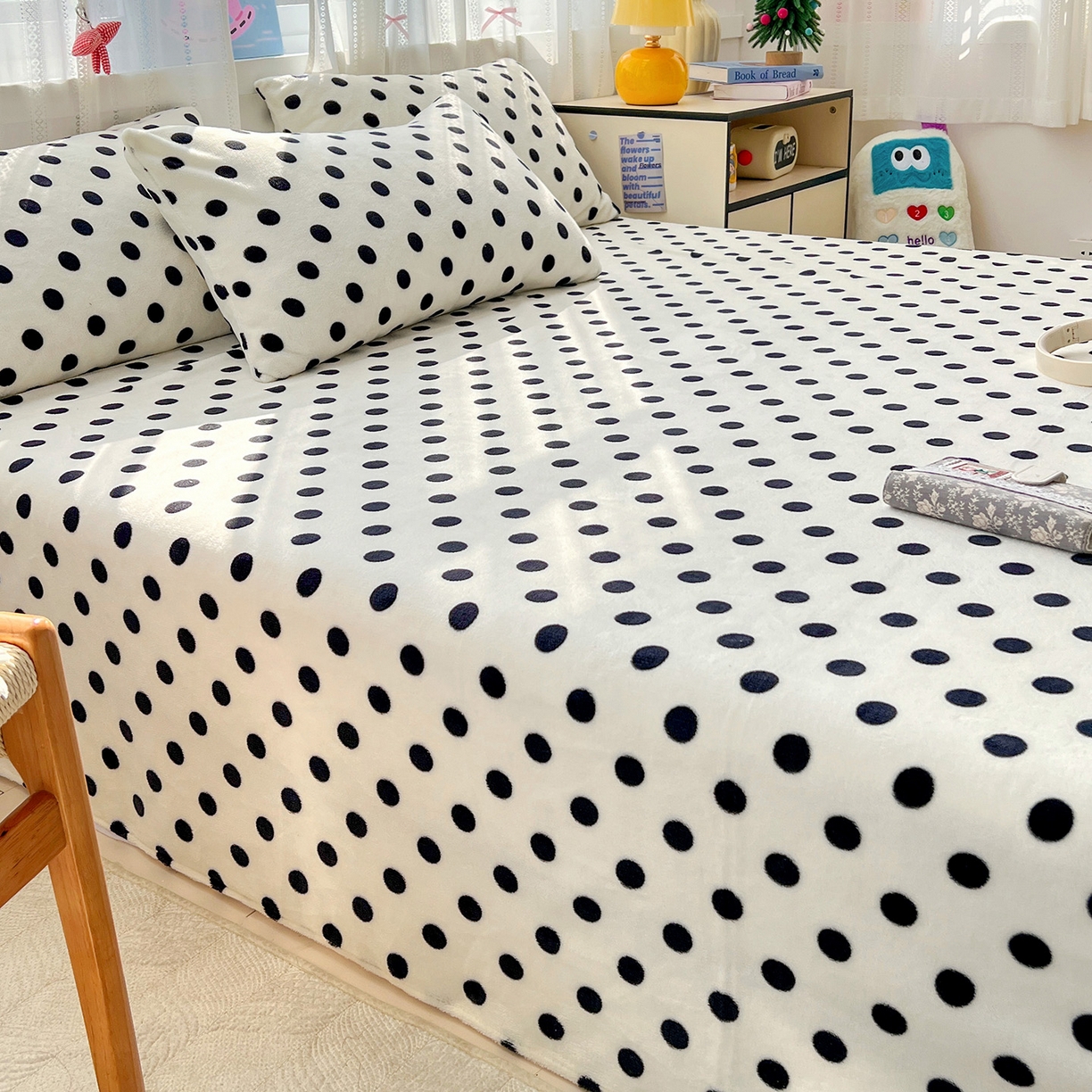 91家纺网 家纺一手货源 找家纺 水木坊 2025新款亲肤舒适牛奶绒印花单件床单 波点世界