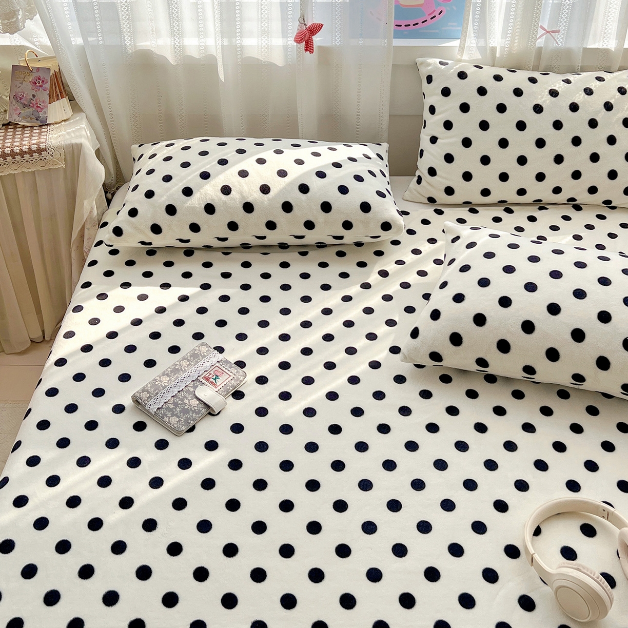 91家纺网 家纺一手货源 找家纺 水木坊 2025新款亲肤舒适牛奶绒印花单件床单 波点世界