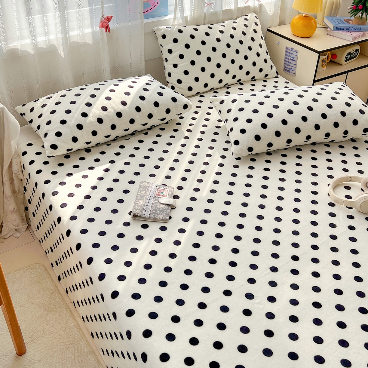 91家纺网 家纺一手货源 找家纺 水木坊 2025新款亲肤舒适牛奶绒印花单件床单 波点世界