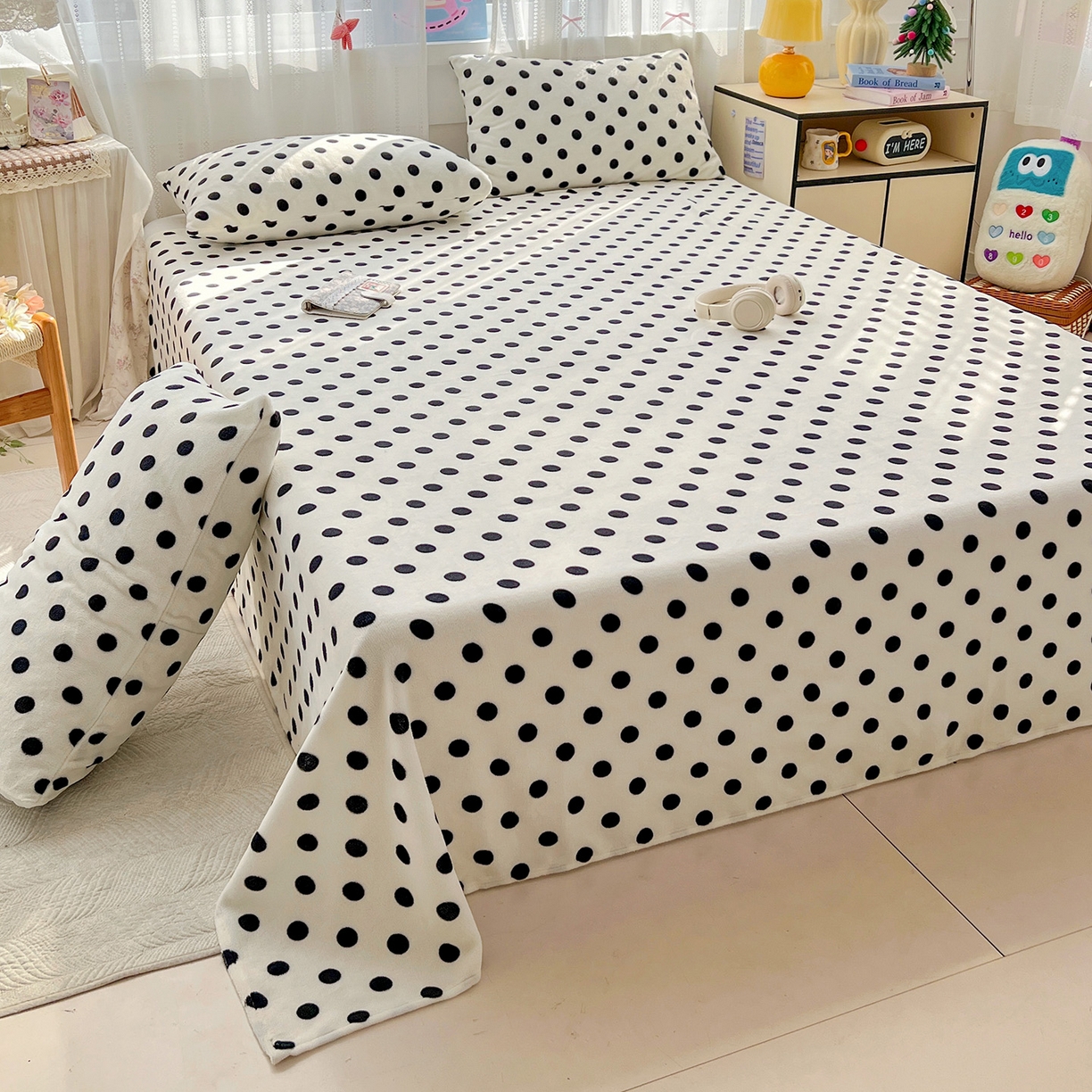 91家纺网 家纺一手货源 找家纺 水木坊 2025新款亲肤舒适牛奶绒印花单件床单 波点世界