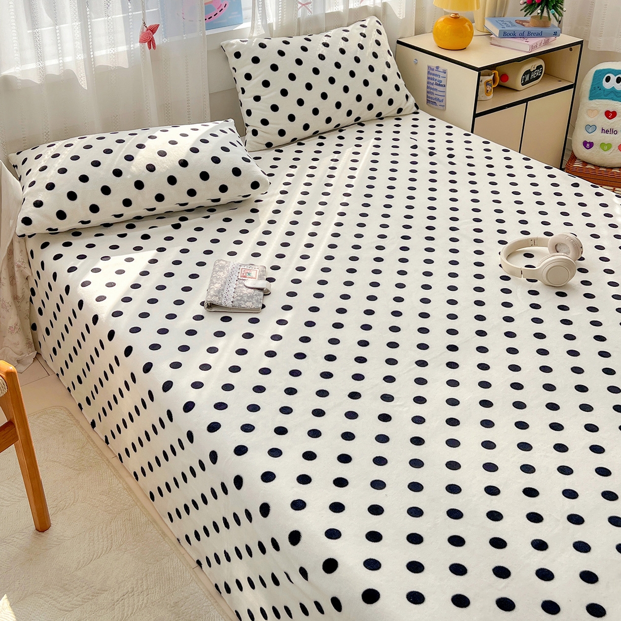 91家纺网 家纺一手货源 找家纺 水木坊 2025新款亲肤舒适牛奶绒印花单件床单 波点世界