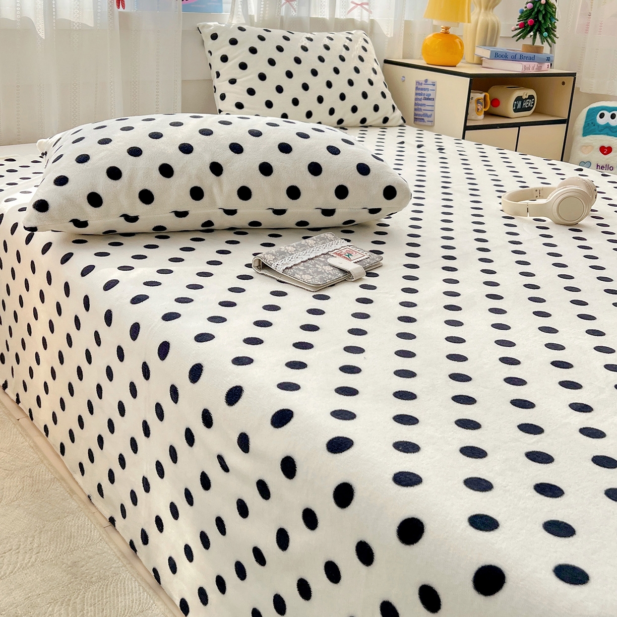 91家纺网 家纺一手货源 找家纺 水木坊 2025新款亲肤舒适牛奶绒印花单件床单 波点世界