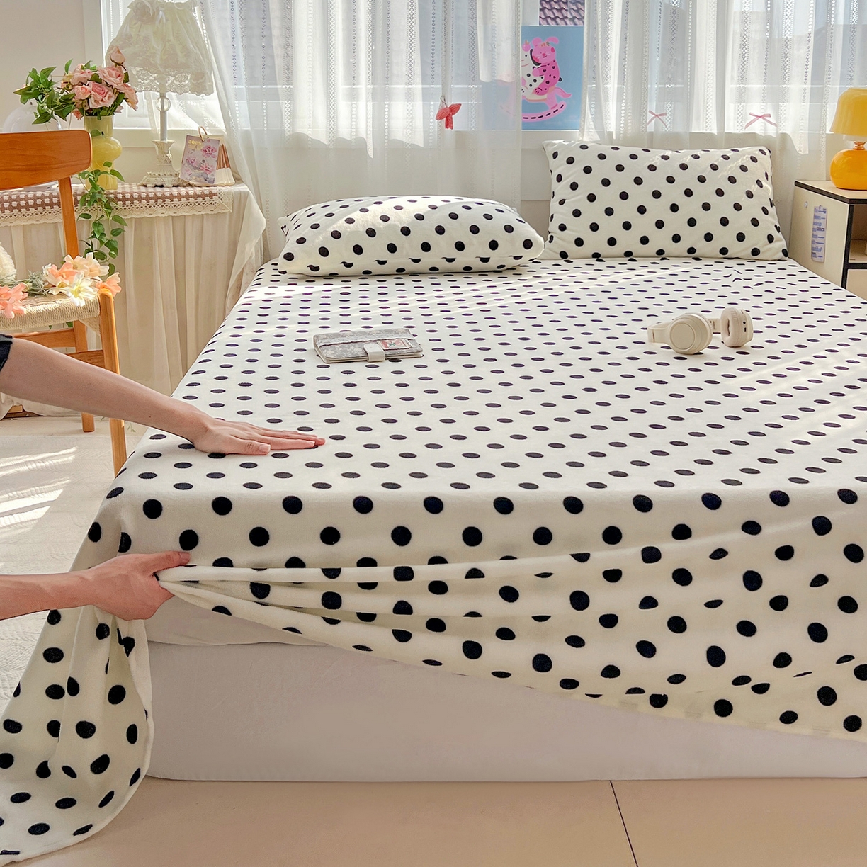 91家纺网 家纺一手货源 找家纺 水木坊 2025新款亲肤舒适牛奶绒印花单件床单 波点世界