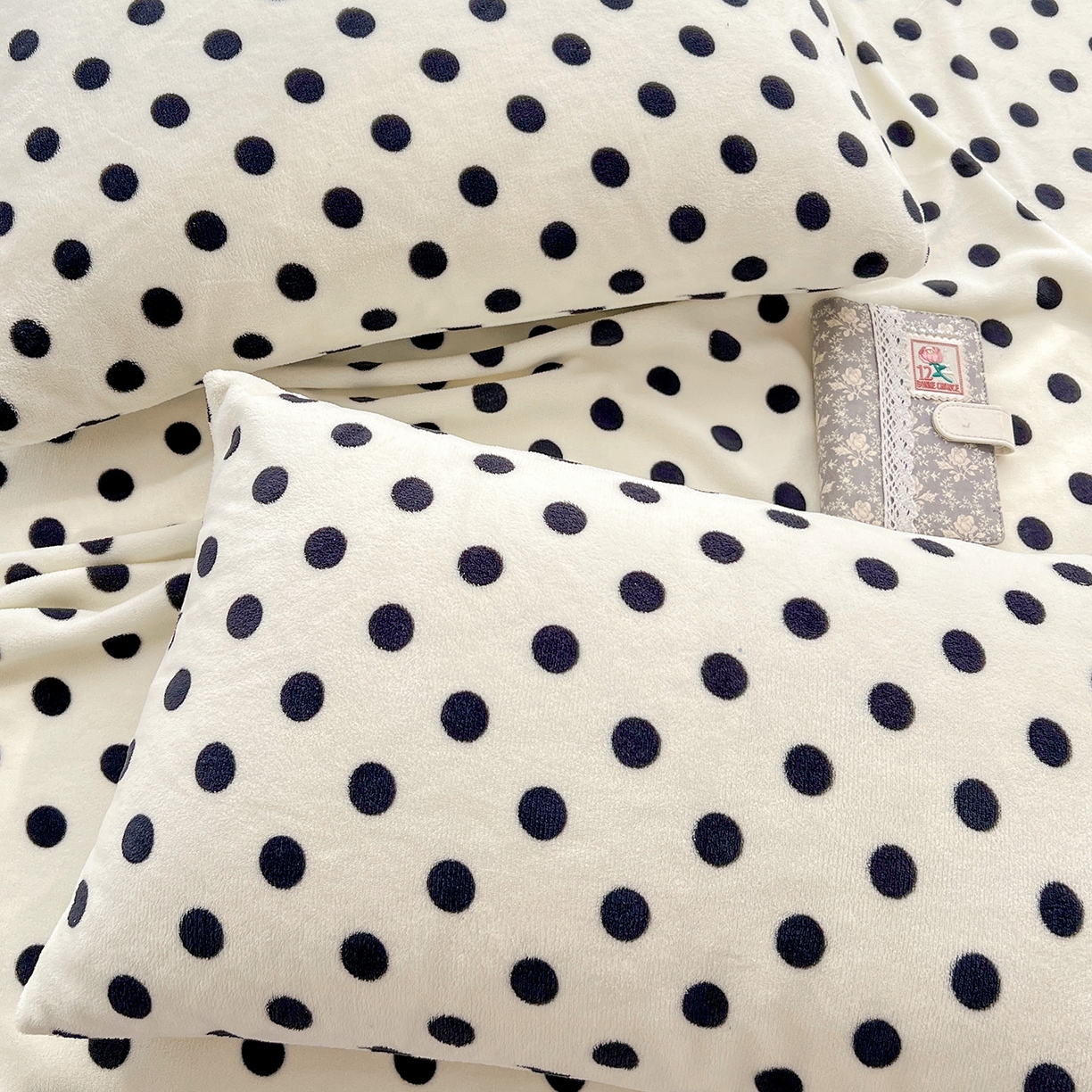 91家纺网 家纺一手货源 找家纺 水木坊 2025新款亲肤舒适牛奶绒印花单件床单 波点世界