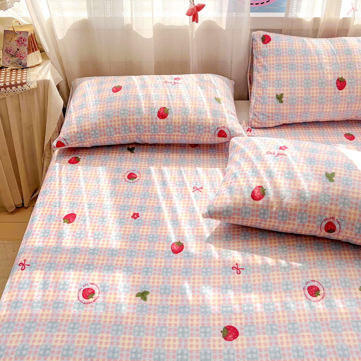 91家纺网 家纺一手货源 找家纺 水木坊 2025新款亲肤舒适牛奶绒印花单件床单 草莓软心