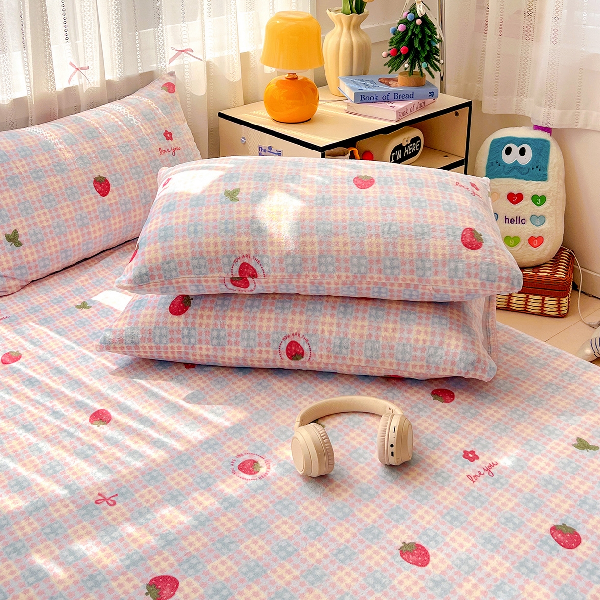 91家纺网 家纺一手货源 找家纺 水木坊 2025新款亲肤舒适牛奶绒印花单件床单 草莓软心