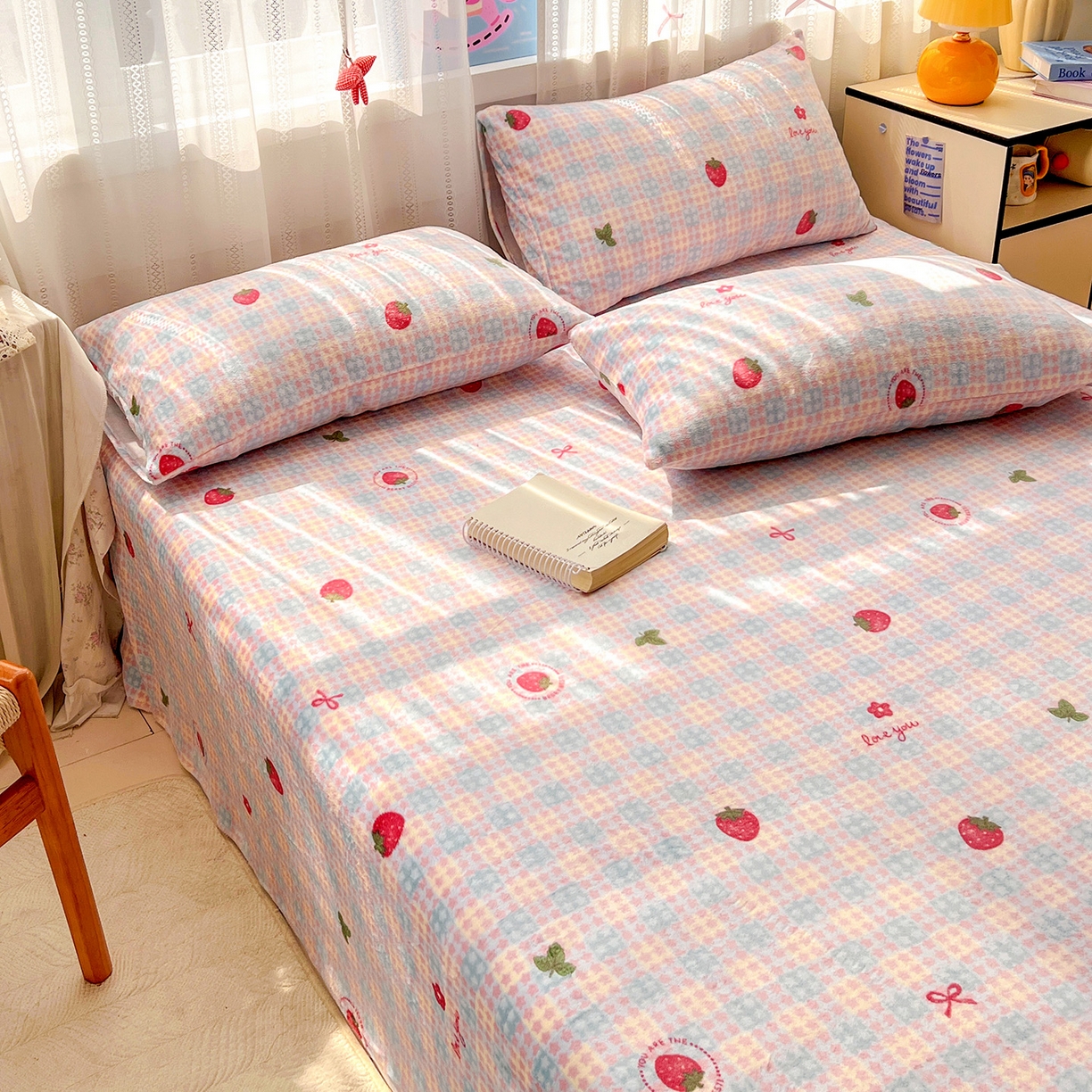 91家纺网 家纺一手货源 找家纺 水木坊 2025新款亲肤舒适牛奶绒印花单件床单 草莓软心