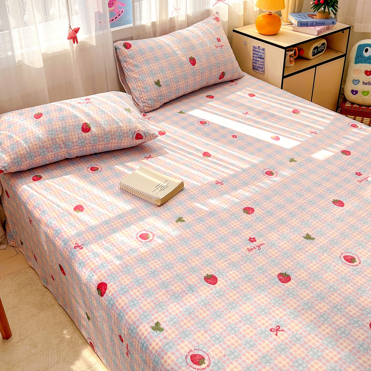 91家纺网 家纺一手货源 找家纺 水木坊 2025新款亲肤舒适牛奶绒印花单件床单 草莓软心