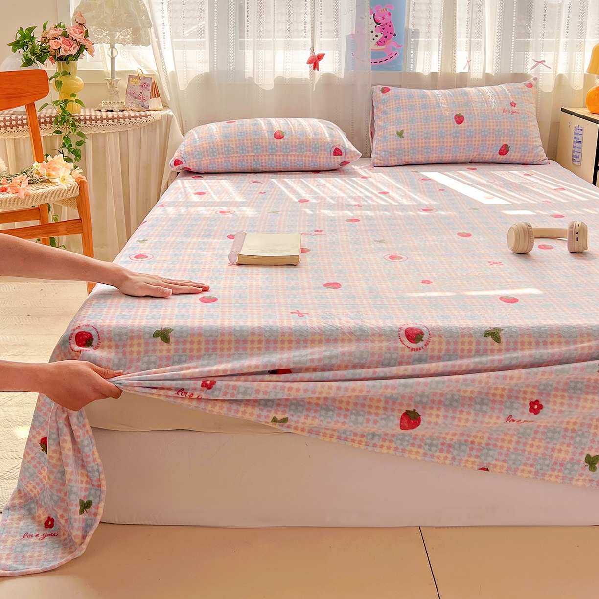 91家纺网 家纺一手货源 找家纺 水木坊 2025新款亲肤舒适牛奶绒印花单件床单 草莓软心