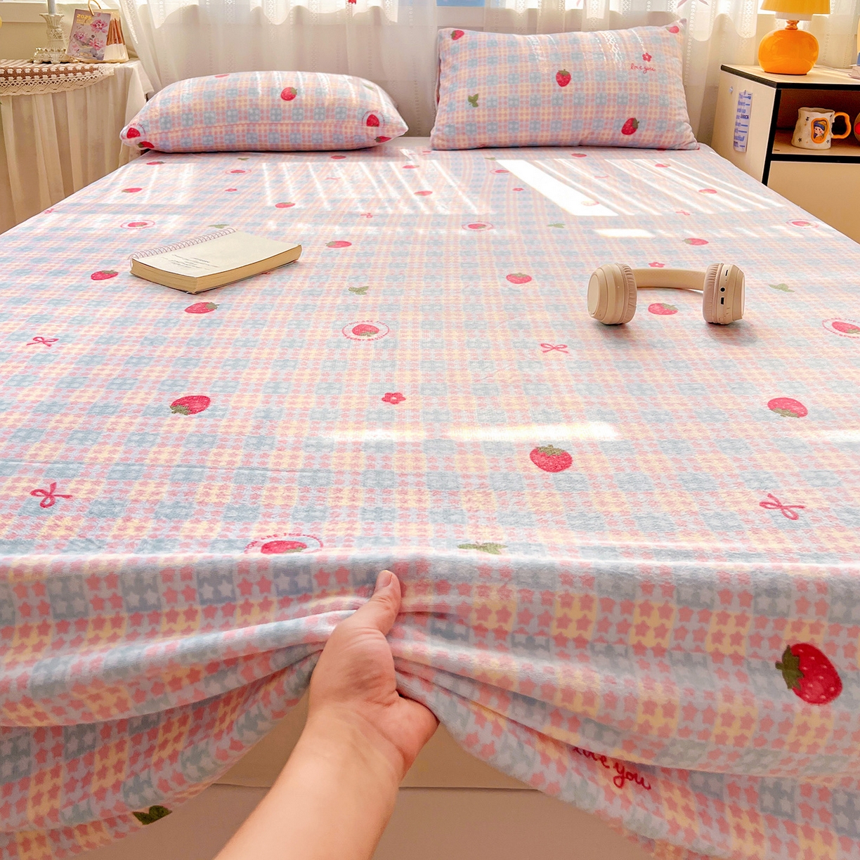 91家纺网 家纺一手货源 找家纺 水木坊 2025新款亲肤舒适牛奶绒印花单件床单 草莓软心