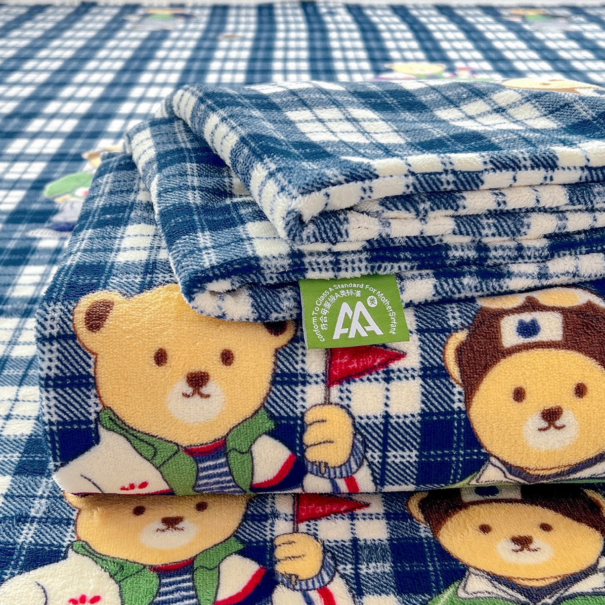 91家纺网 家纺一手货源 找家纺 水木坊 2025新款亲肤舒适牛奶绒印花单件床单 格子小熊