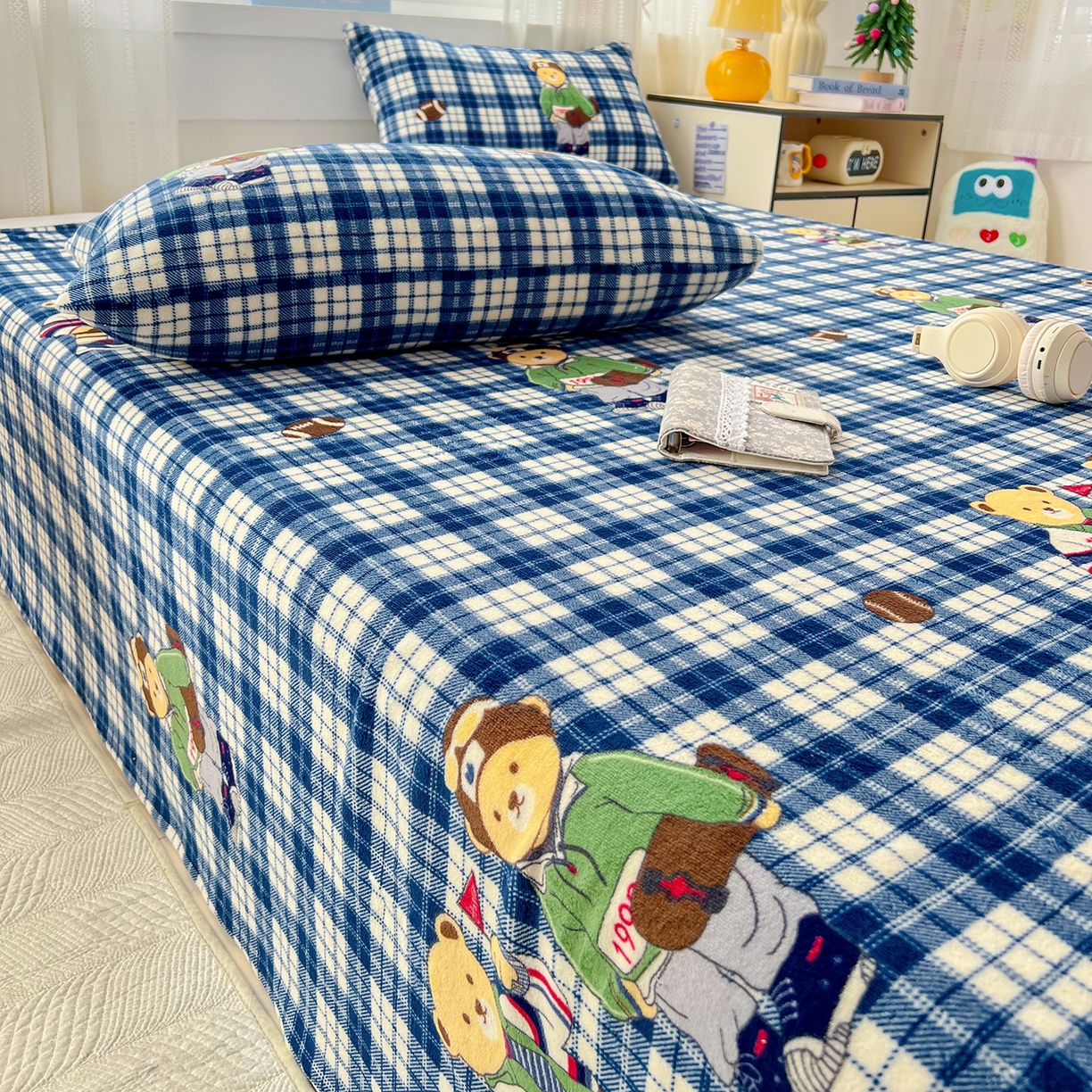 91家纺网 家纺一手货源 找家纺 水木坊 2025新款亲肤舒适牛奶绒印花单件床单 格子小熊