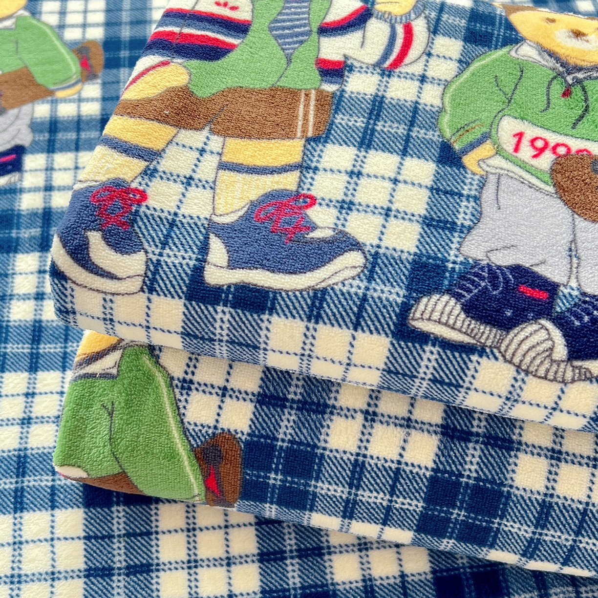 91家纺网 家纺一手货源 找家纺 水木坊 2025新款亲肤舒适牛奶绒印花单件床单 格子小熊