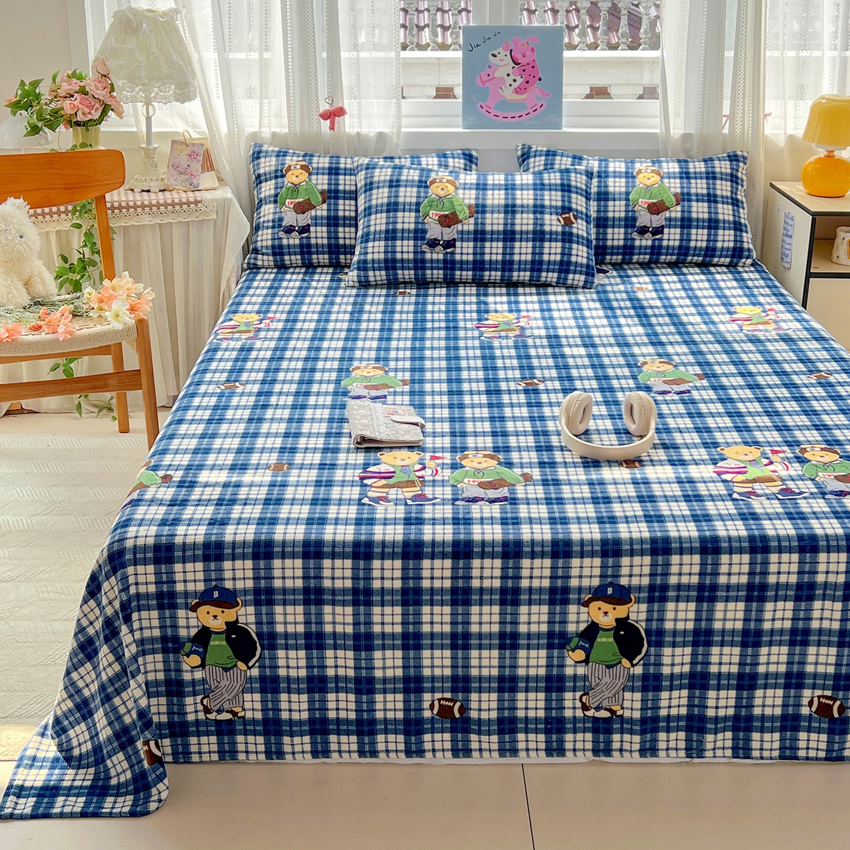 91家纺网 家纺一手货源 找家纺 水木坊 2025新款亲肤舒适牛奶绒印花单件床单 格子小熊