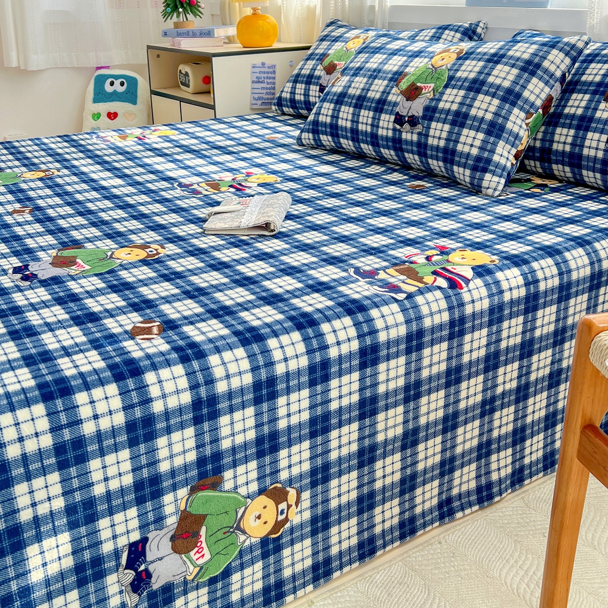 91家纺网 家纺一手货源 找家纺 水木坊 2025新款亲肤舒适牛奶绒印花单件床单 格子小熊