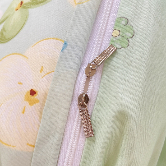 91家纺网 家纺一手货源 找家纺 小叮当家纺仓储工厂店 2025新款直播爆款全棉纯棉四件套吊边一字绣工艺款四件套 荏苒花间