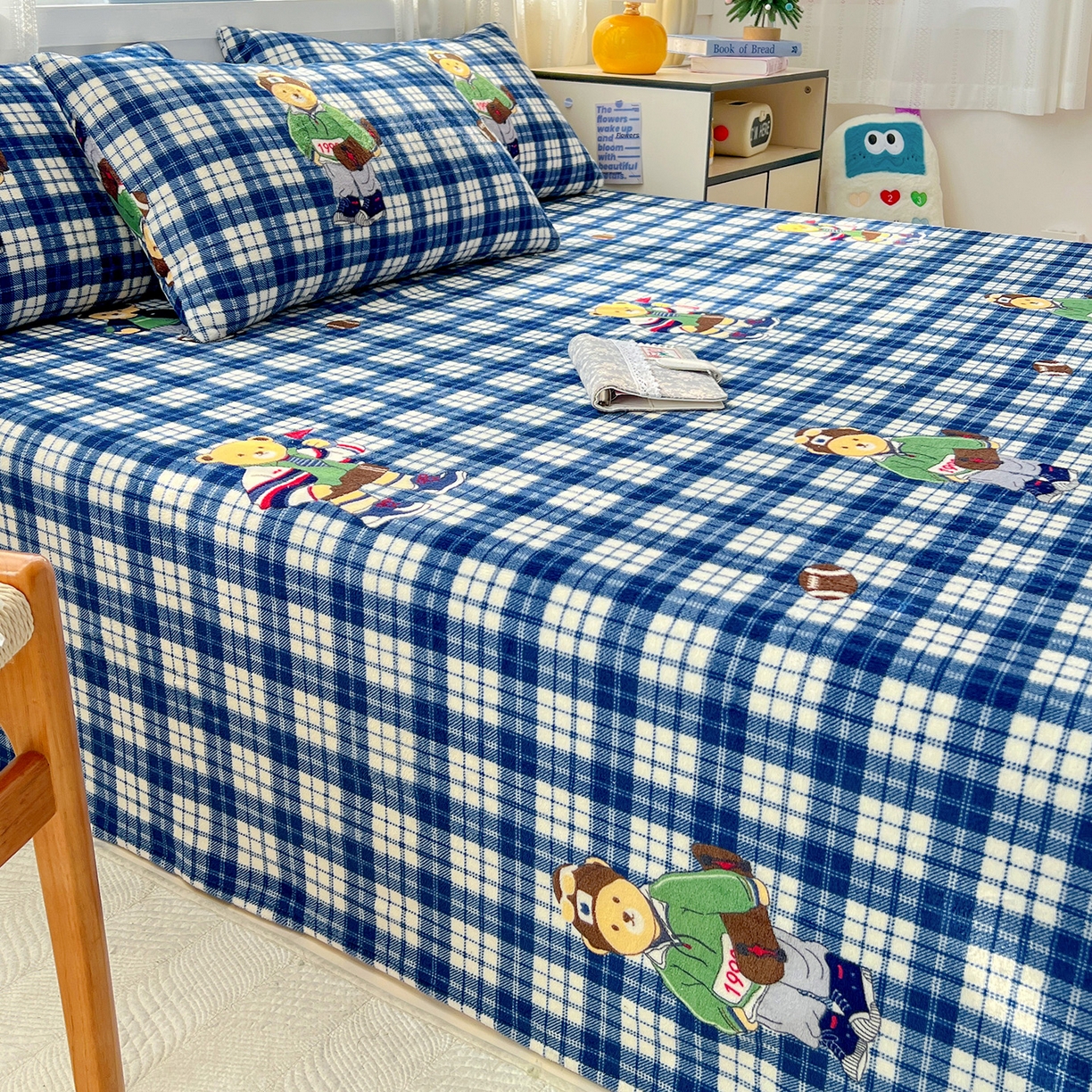 91家纺网 家纺一手货源 找家纺 水木坊 2025新款亲肤舒适牛奶绒印花单件床单 格子小熊