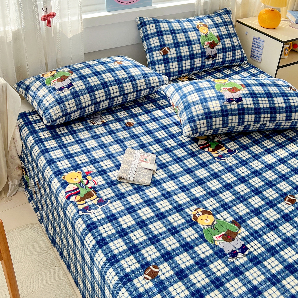 91家纺网 家纺一手货源 找家纺 水木坊 2025新款亲肤舒适牛奶绒印花单件床单 格子小熊