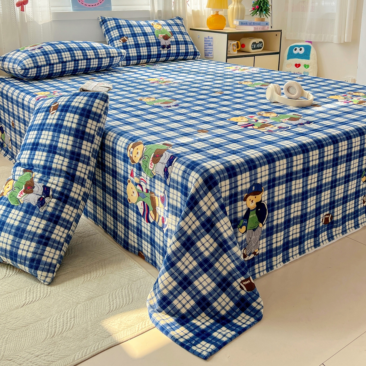 91家纺网 家纺一手货源 找家纺 水木坊 2025新款亲肤舒适牛奶绒印花单件床单 格子小熊