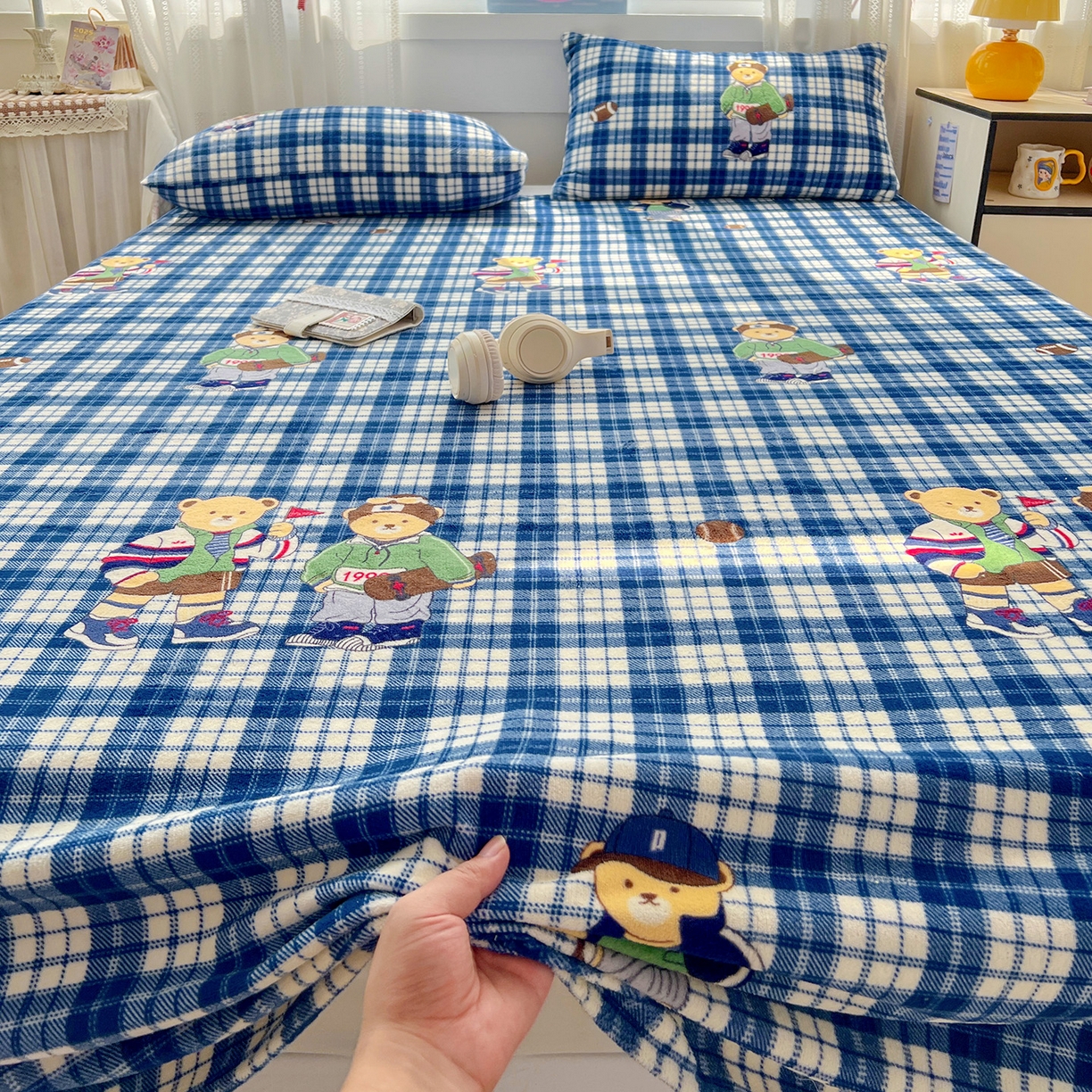 91家纺网 家纺一手货源 找家纺 水木坊 2025新款亲肤舒适牛奶绒印花单件床单 格子小熊