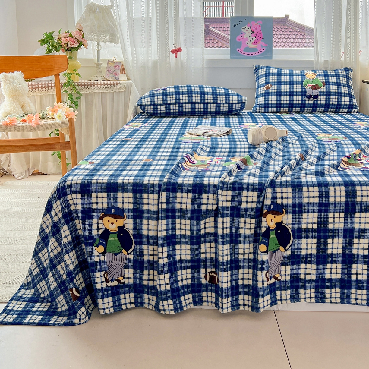 91家纺网 家纺一手货源 找家纺 水木坊 2025新款亲肤舒适牛奶绒印花单件床单 格子小熊