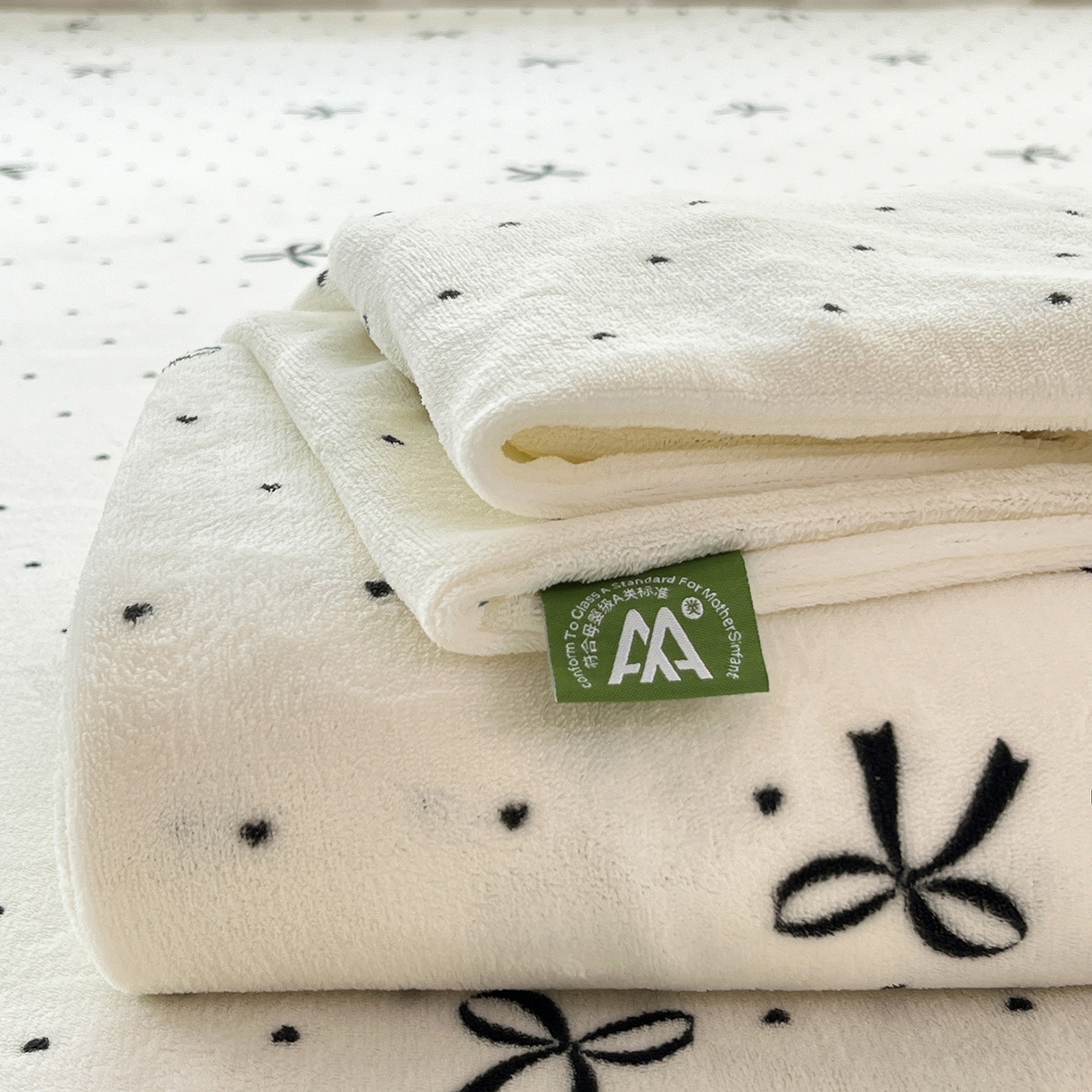 91家纺网 家纺一手货源 找家纺 水木坊 2025新款亲肤舒适牛奶绒印花单件床单 蝴蝶结黑