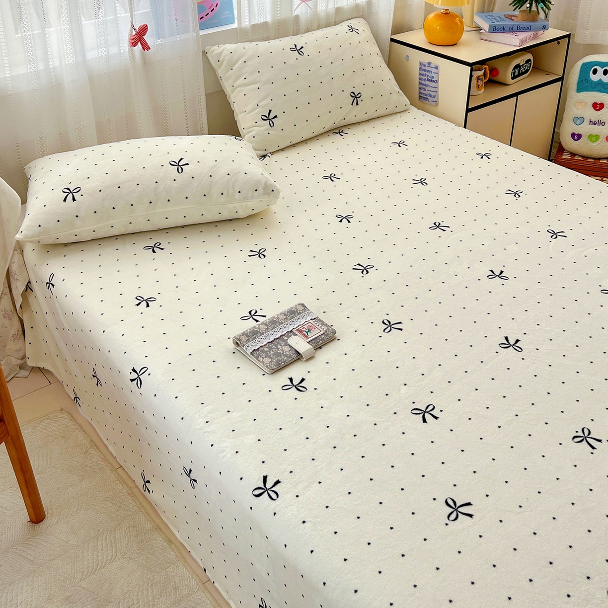 91家纺网 家纺一手货源 找家纺 水木坊 2025新款亲肤舒适牛奶绒印花单件床单 蝴蝶结黑