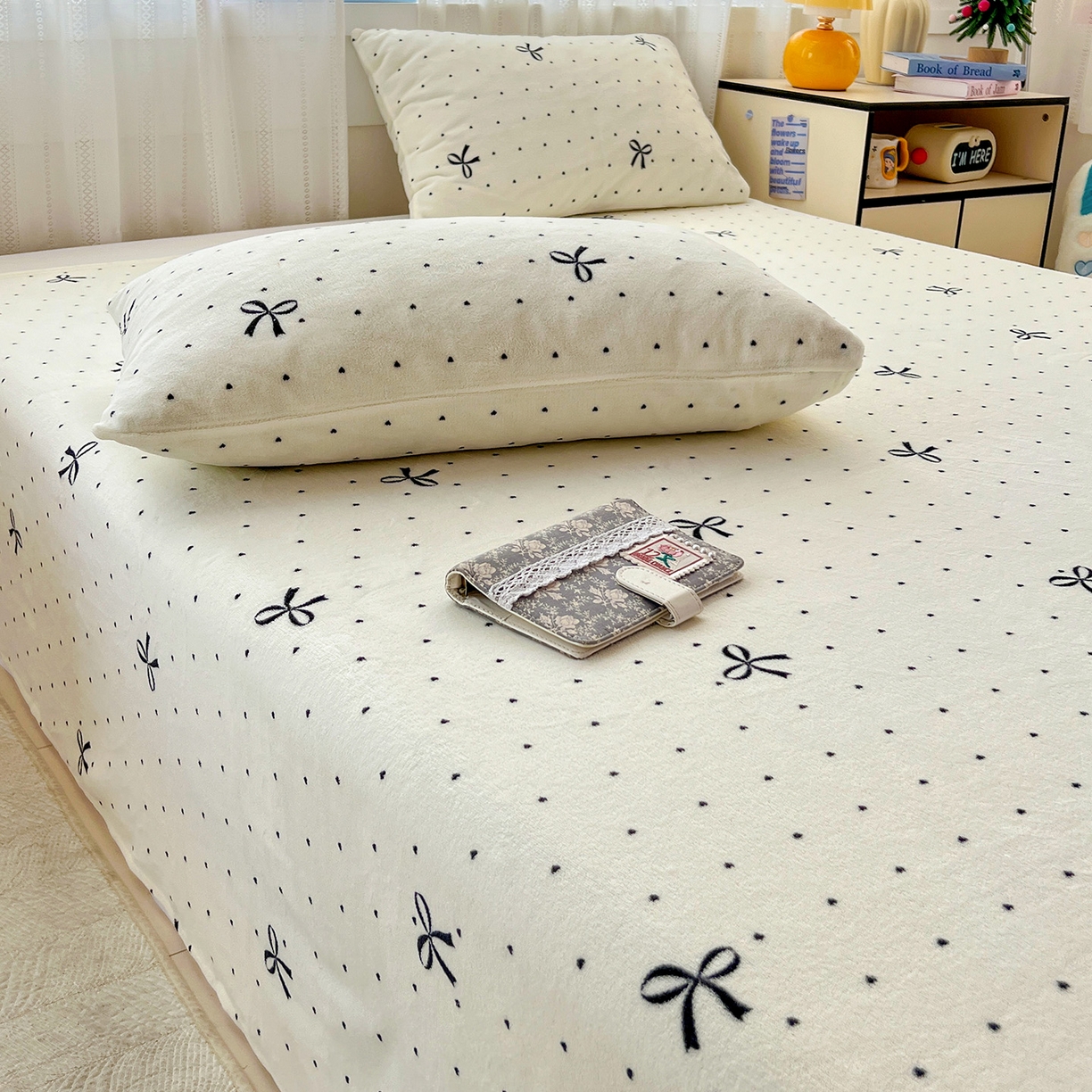 91家纺网 家纺一手货源 找家纺 水木坊 2025新款亲肤舒适牛奶绒印花单件床单 蝴蝶结黑