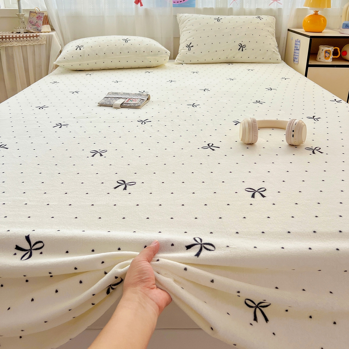 91家纺网 家纺一手货源 找家纺 水木坊 2025新款亲肤舒适牛奶绒印花单件床单 蝴蝶结黑