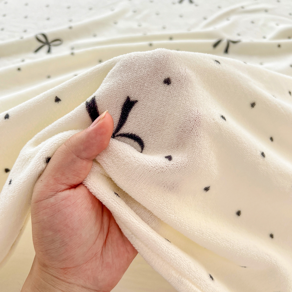 91家纺网 家纺一手货源 找家纺 水木坊 2025新款亲肤舒适牛奶绒印花单件床单 蝴蝶结黑