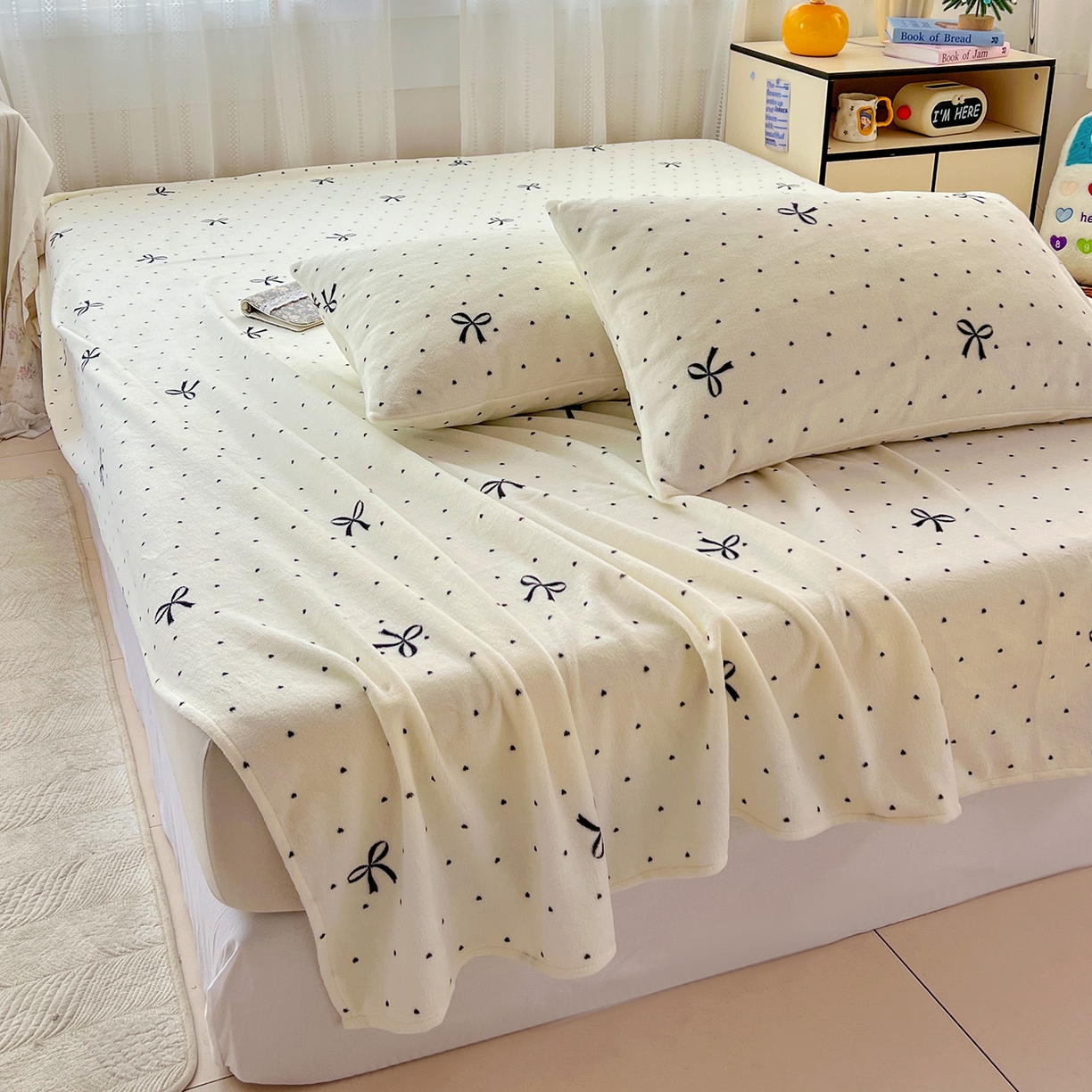 91家纺网 家纺一手货源 找家纺 水木坊 2025新款亲肤舒适牛奶绒印花单件床单 蝴蝶结黑