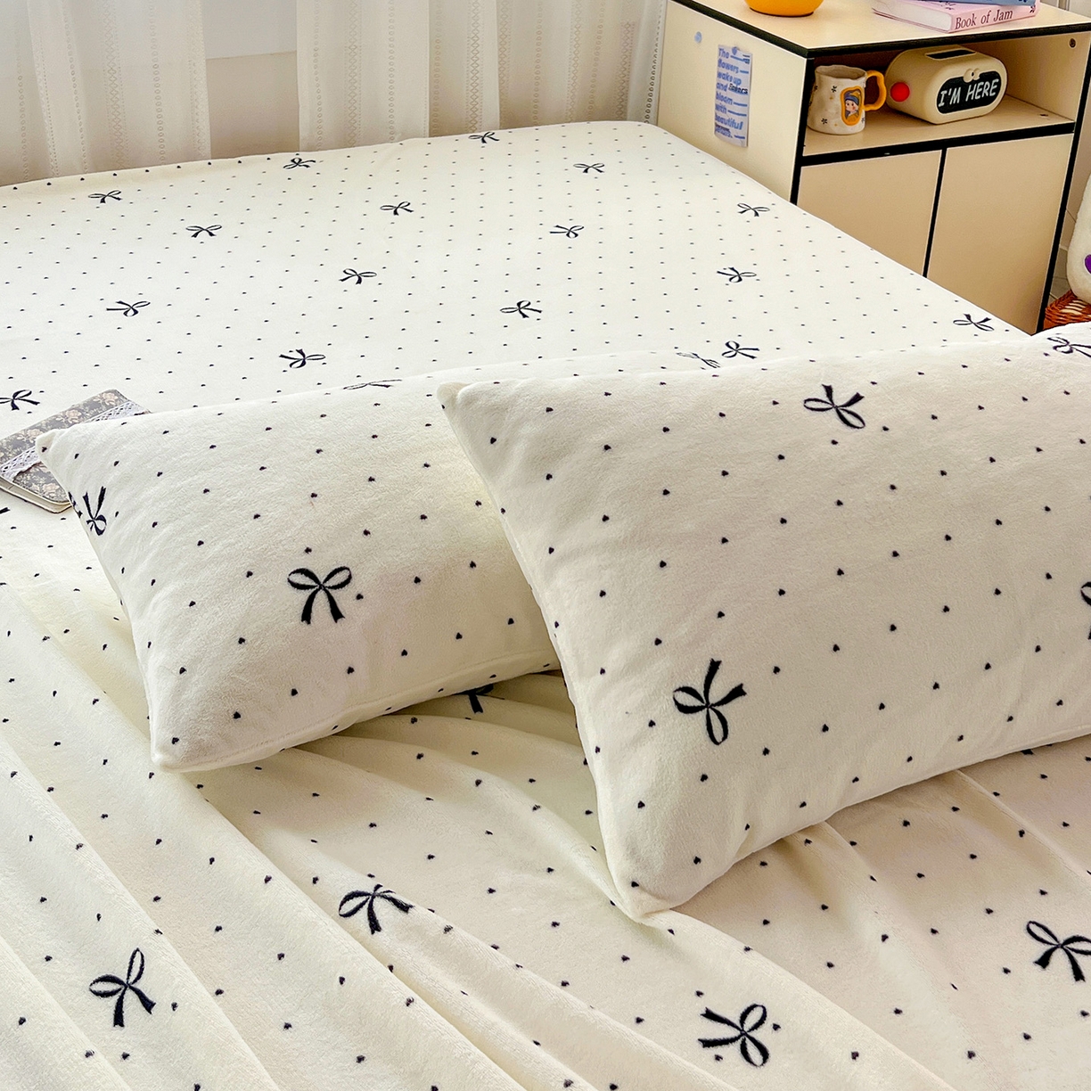 91家纺网 家纺一手货源 找家纺 水木坊 2025新款亲肤舒适牛奶绒印花单件床单 蝴蝶结黑