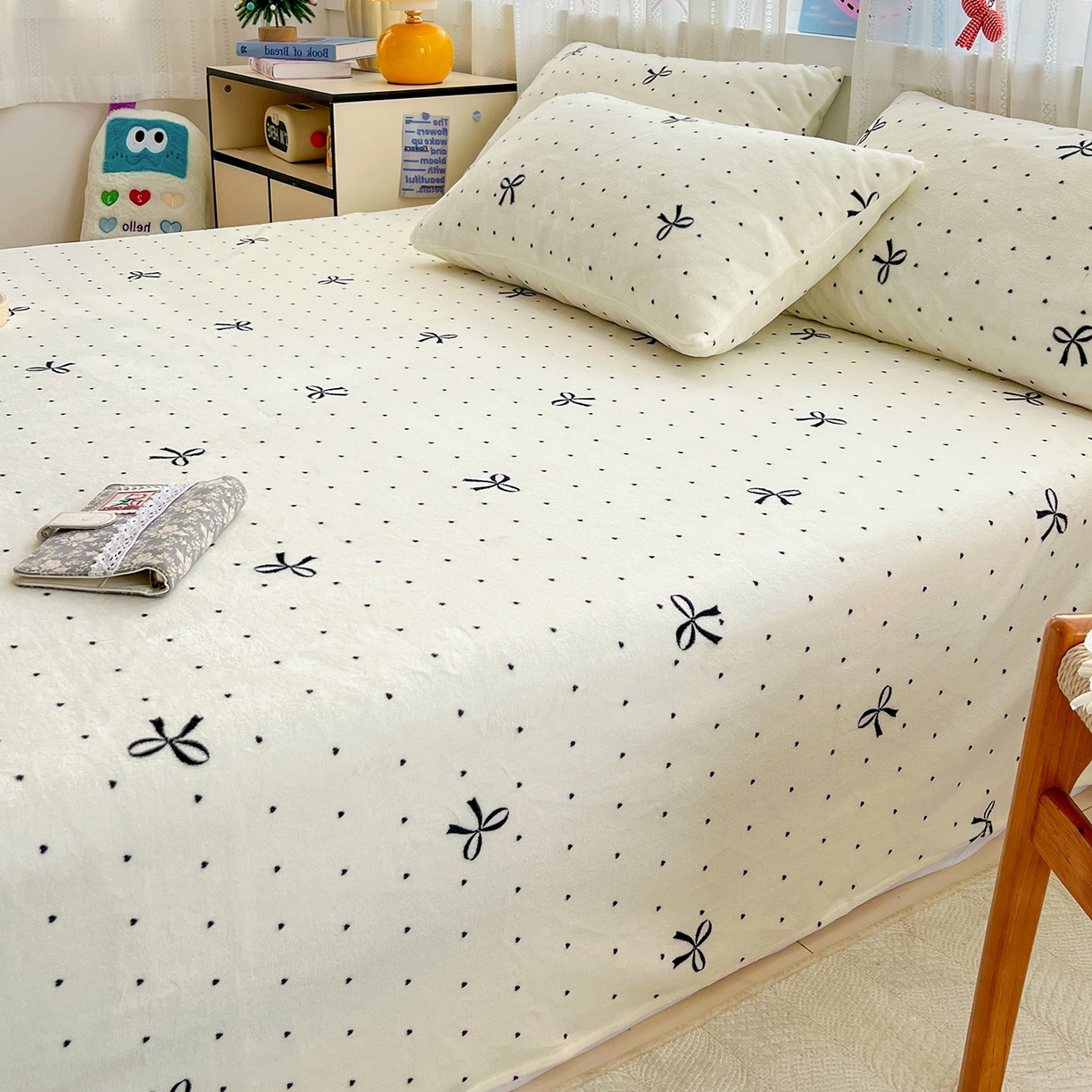 91家纺网 家纺一手货源 找家纺 水木坊 2025新款亲肤舒适牛奶绒印花单件床单 蝴蝶结黑