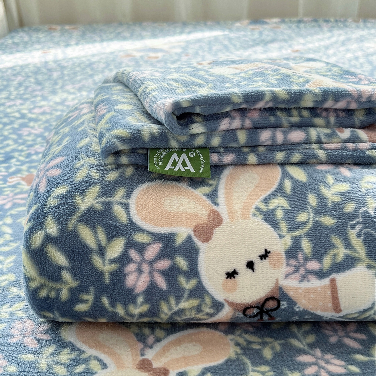 91家纺网 家纺一手货源 找家纺 水木坊 2025新款亲肤舒适牛奶绒印花单件床单 开心小兔