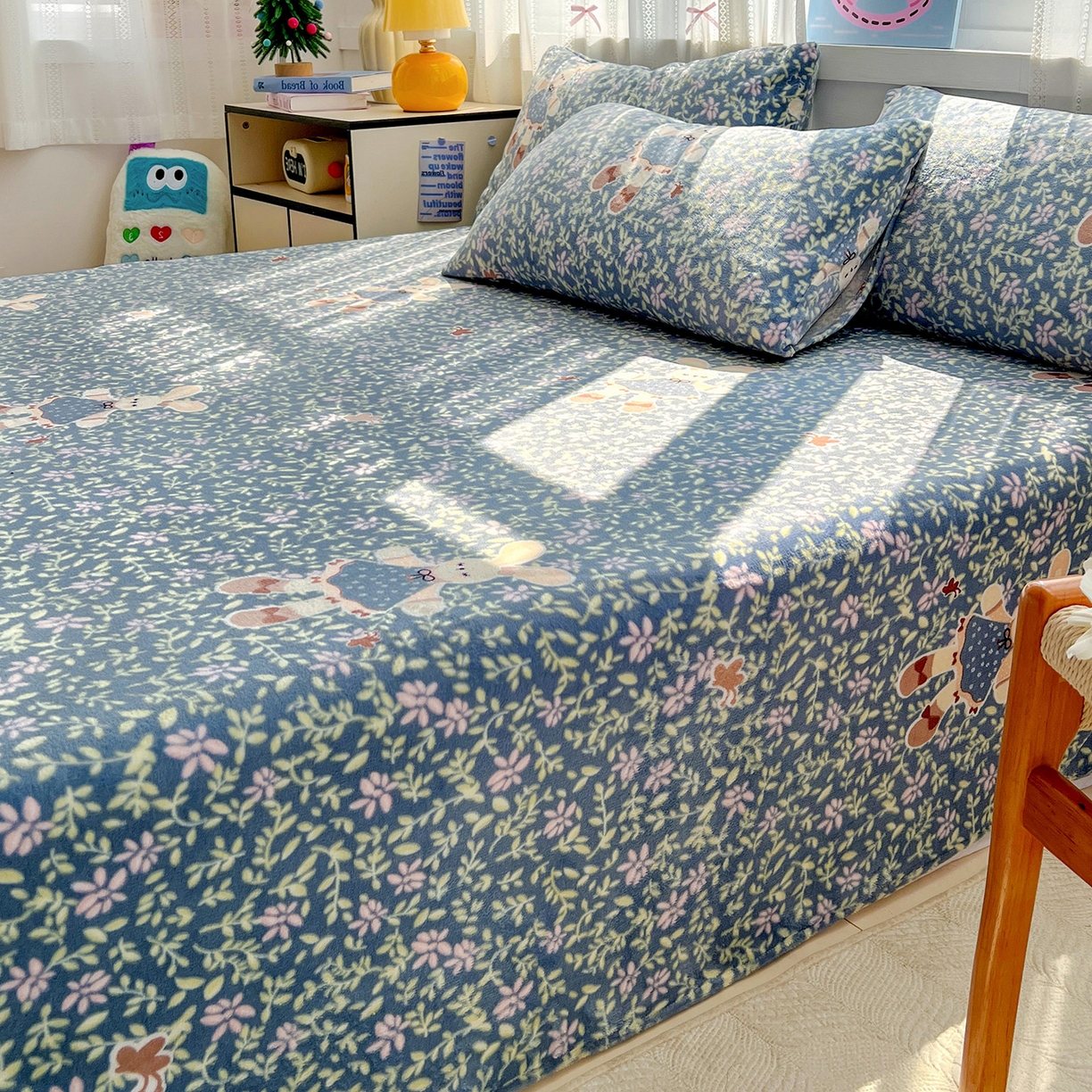 91家纺网 家纺一手货源 找家纺 水木坊 2025新款亲肤舒适牛奶绒印花单件床单 开心小兔