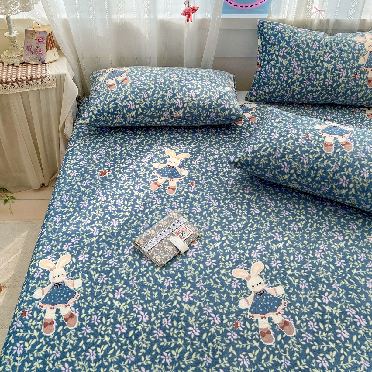 91家纺网 家纺一手货源 找家纺 水木坊 2025新款亲肤舒适牛奶绒印花单件床单 开心小兔