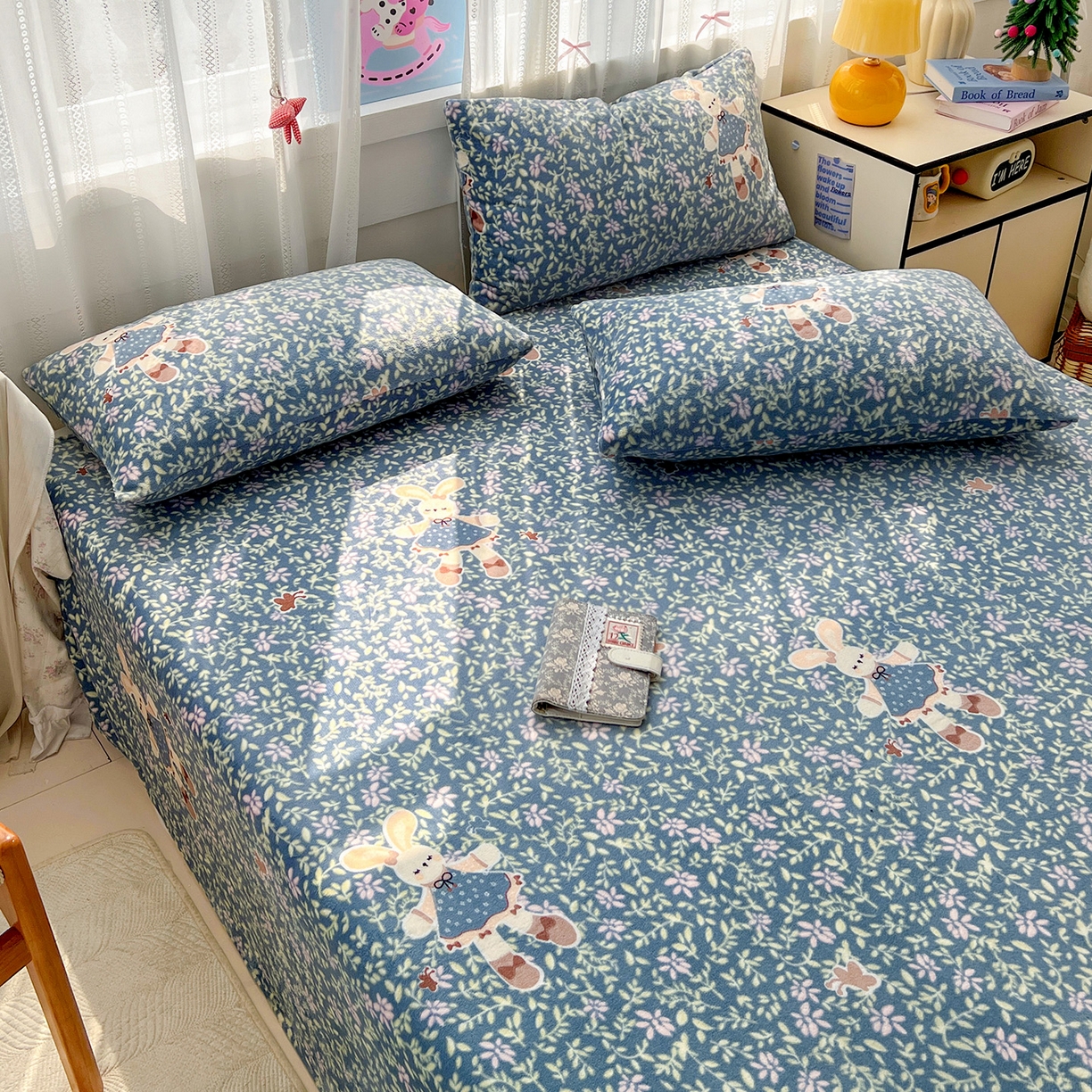 91家纺网 家纺一手货源 找家纺 水木坊 2025新款亲肤舒适牛奶绒印花单件床单 开心小兔