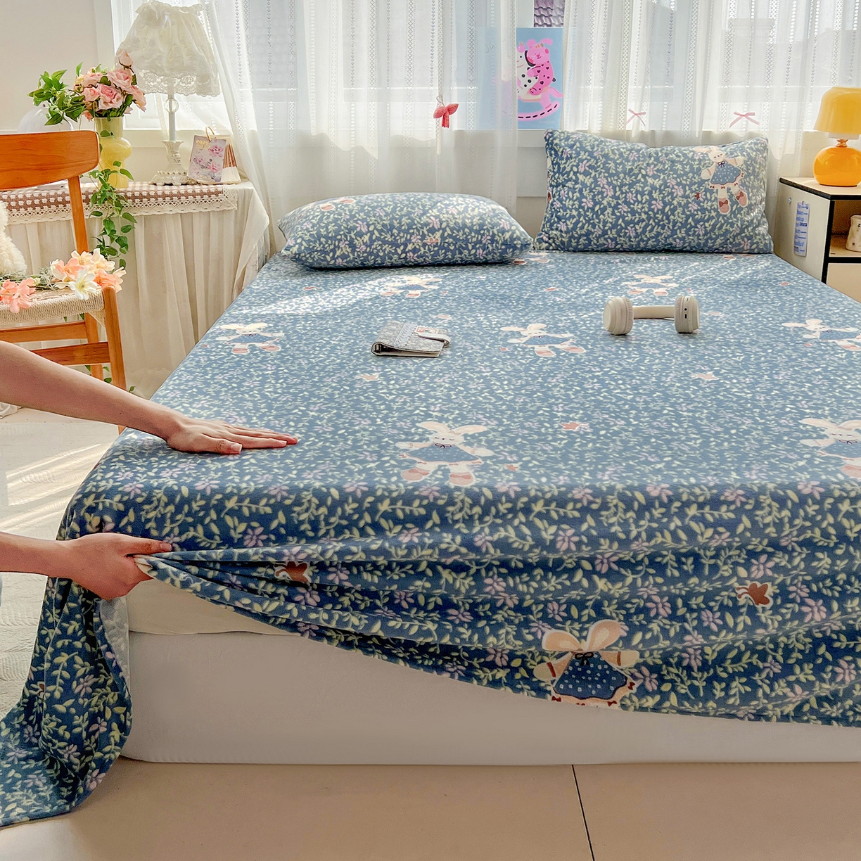 91家纺网 家纺一手货源 找家纺 水木坊 2025新款亲肤舒适牛奶绒印花单件床单 开心小兔