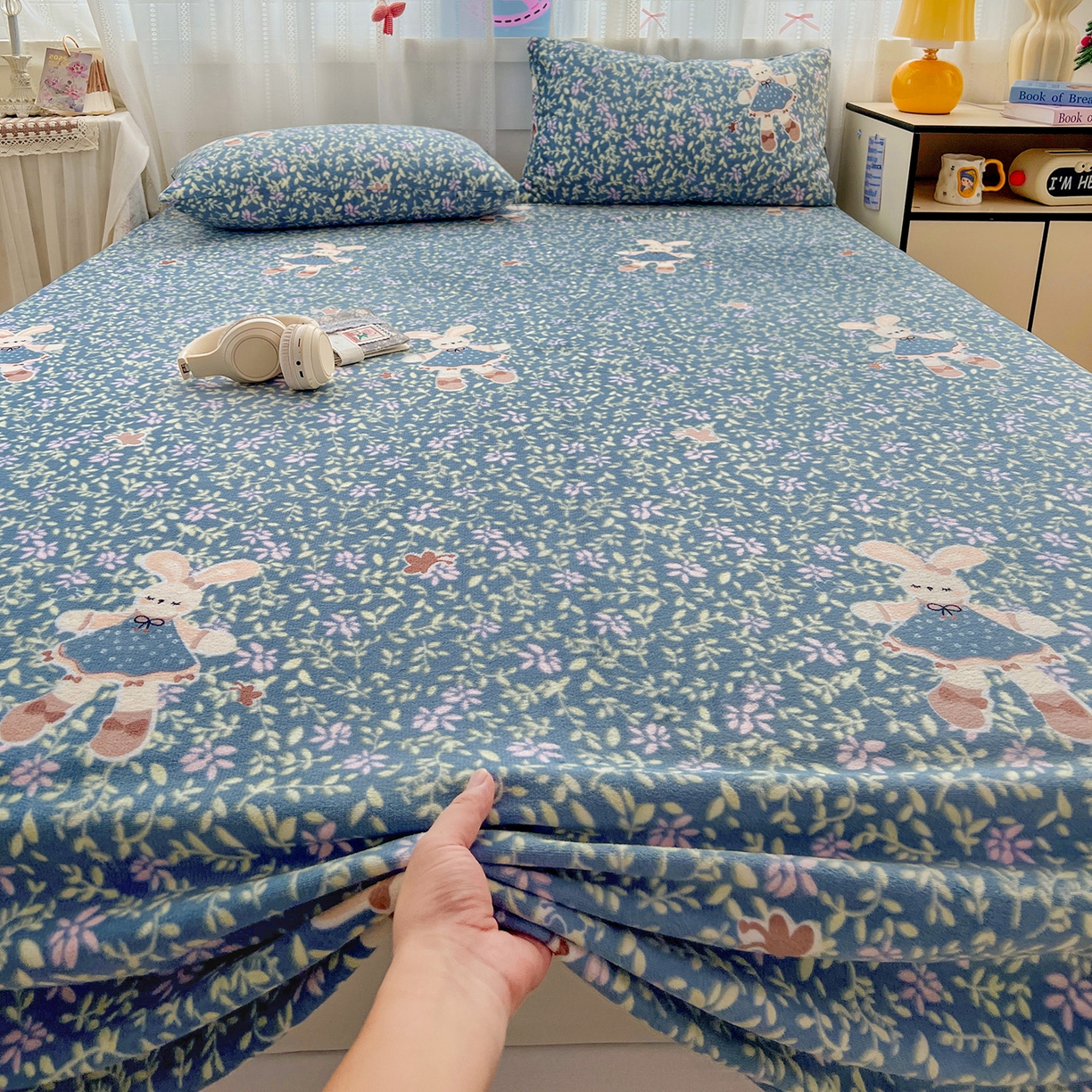 91家纺网 家纺一手货源 找家纺 水木坊 2025新款亲肤舒适牛奶绒印花单件床单 开心小兔