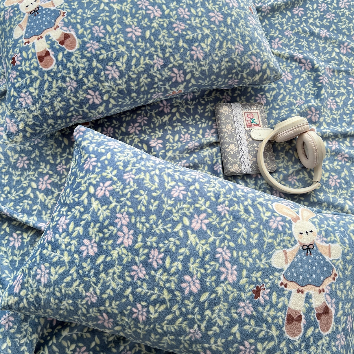 91家纺网 家纺一手货源 找家纺 水木坊 2025新款亲肤舒适牛奶绒印花单件床单 开心小兔