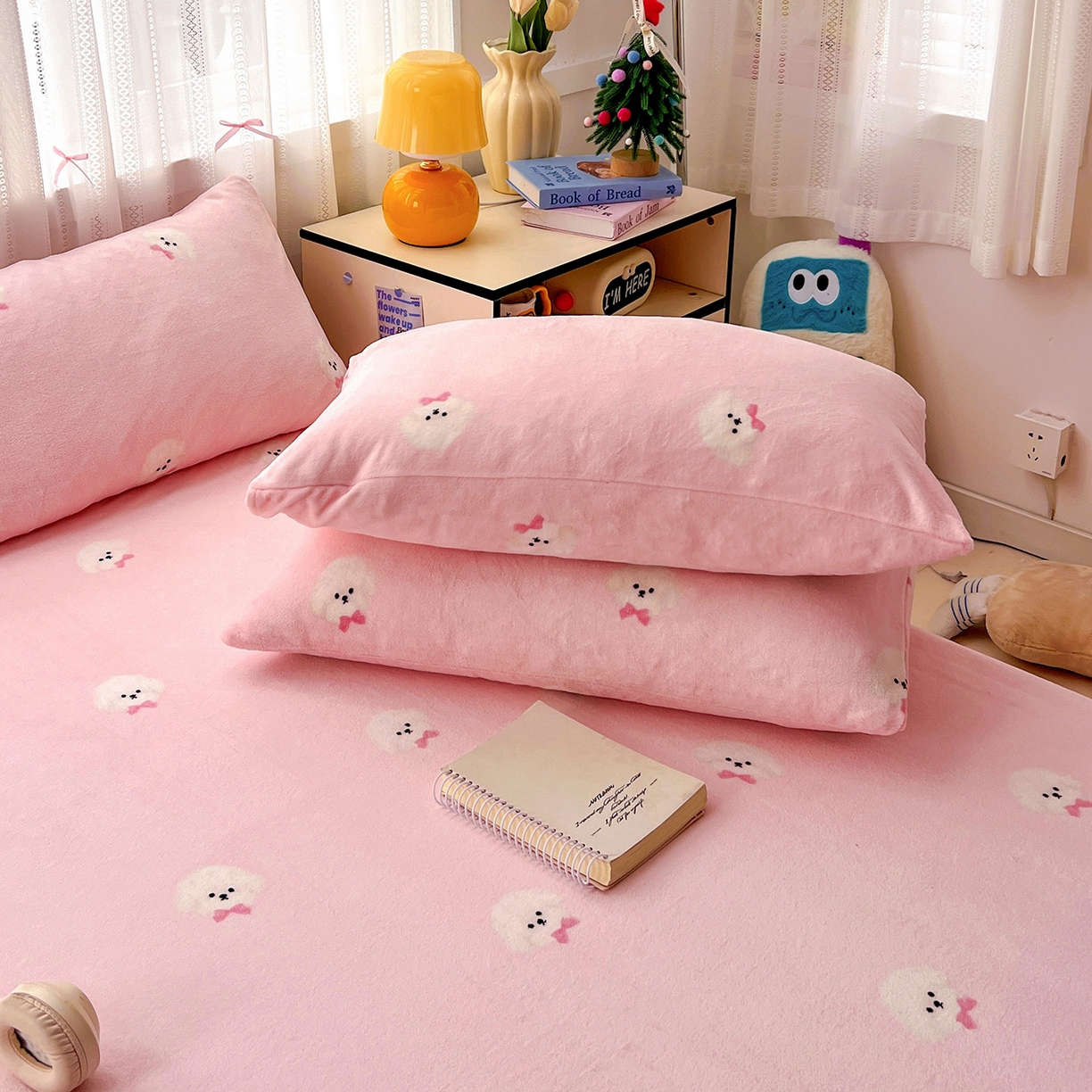 91家纺网 家纺一手货源 找家纺 水木坊 2025新款亲肤舒适牛奶绒印花单件床单 绒绒小狗-粉