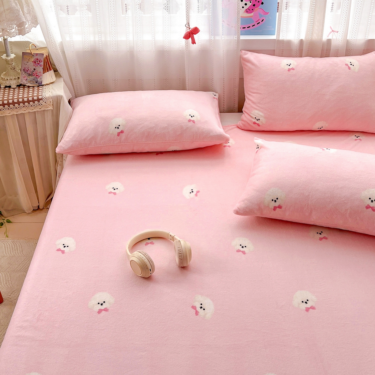 91家纺网 家纺一手货源 找家纺 水木坊 2025新款亲肤舒适牛奶绒印花单件床单 绒绒小狗-粉