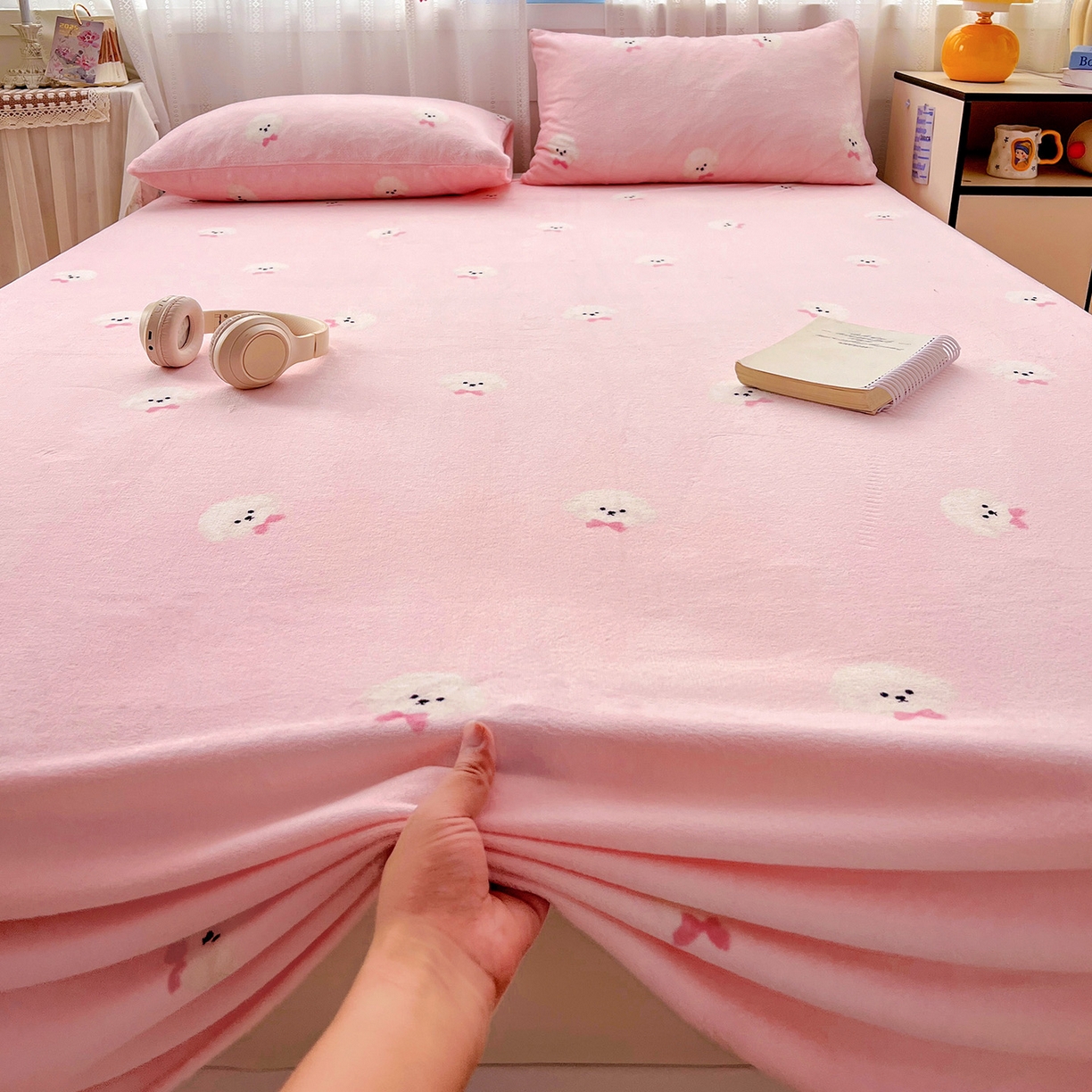 91家纺网 家纺一手货源 找家纺 水木坊 2025新款亲肤舒适牛奶绒印花单件床单 绒绒小狗-粉