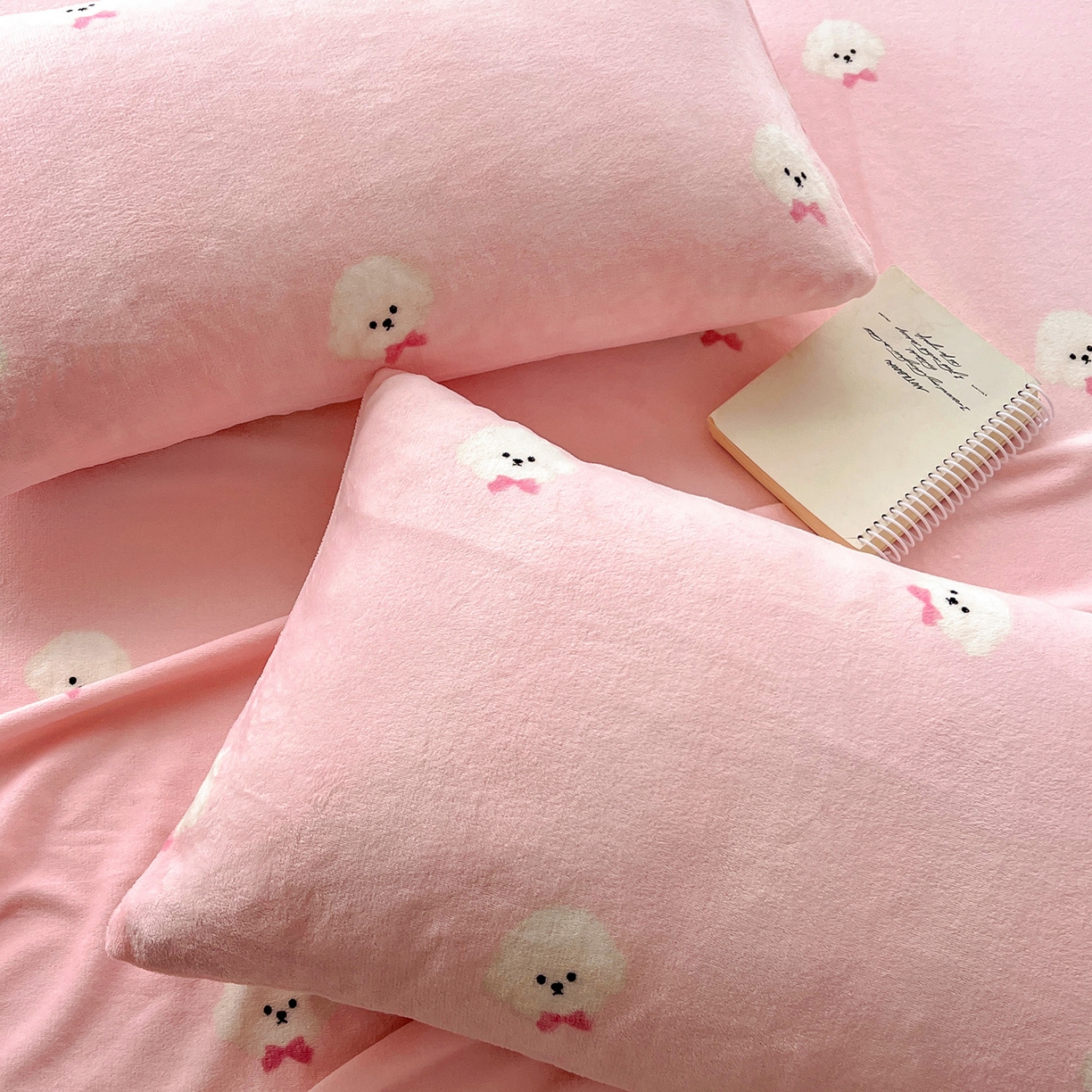 91家纺网 家纺一手货源 找家纺 水木坊 2025新款亲肤舒适牛奶绒印花单件床单 绒绒小狗-粉