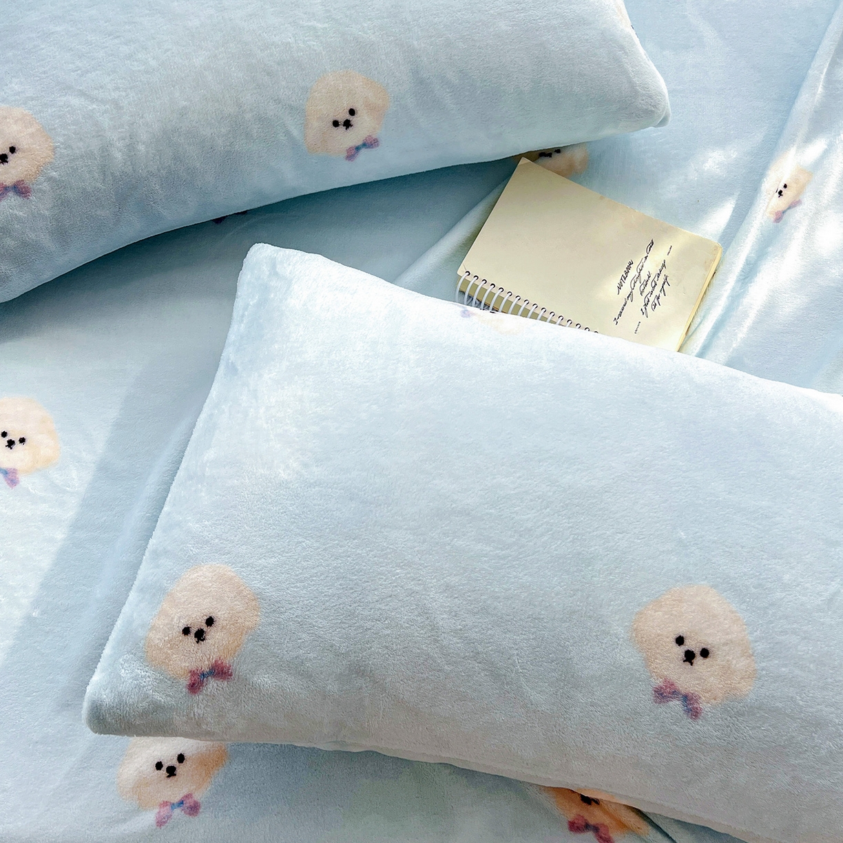 91家纺网 家纺一手货源 找家纺 水木坊 2025新款亲肤舒适牛奶绒印花单件床单 绒绒小狗-蓝