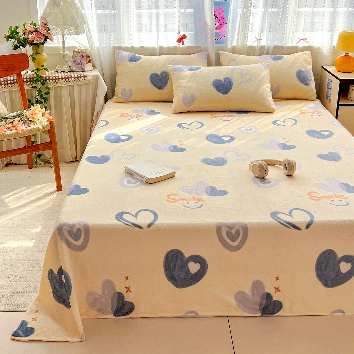 91家纺网 家纺一手货源 找家纺 水木坊 2025新款亲肤舒适牛奶绒印花单件床单 微笑爱心
